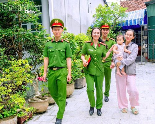 Cán bộ, chiến sĩ Phòng Cảnh sát điều tra tội phạm về ma túy đến thăm, động viên vợ và con Thiếu tá Nguyễn Xuân Hải.