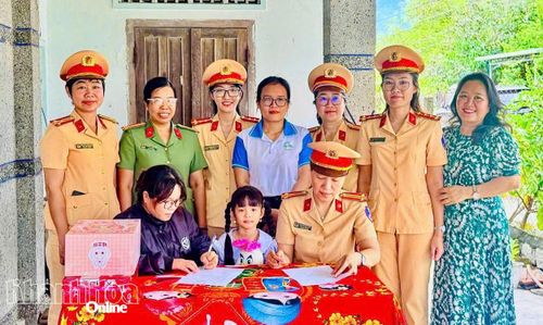 Hội Phụ nữ Phòng Cảnh sát giao thông Công an tỉnh nhận đỡ đầu cháu Nguyễn Bảo Ngân.