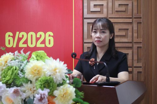 Đồng chí Đào Thị Thanh Nhàn - Phó trưởng Ban Thường trực Ban TG&amp;DV Tỉnh ủy phát biểu kết luận và định hướng công tác tuyên truyền tại điểm cầu Ban TG&amp;DV Tỉnh ủy.