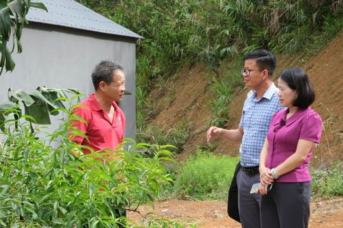 Đoàn khảo sát mô hình kinh tế của nông dân Bản 46, xã Bình Lư.