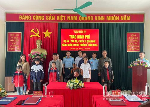 Trao kinh phí dự án "Cán bộ, chiến sĩ Quân đội nâng bước em tới trường"