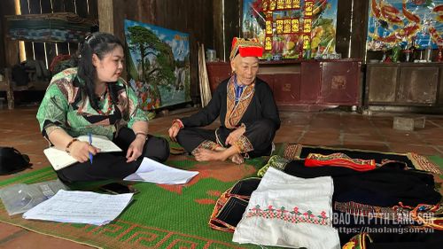 Cán bộ Bảo tàng tỉnh kiểm kê trang phục truyền thống dân tộc Dao tại xã Nhất Hòa