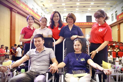 Lãnh đạo Hội Chữ thập đỏ tỉnh và Đảng ủy xã Hữu Lũng thăm hỏi, động viên tình nguyện viên hiến máu tình nguyện