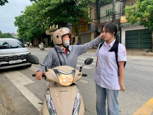 Các phụ huynh đưa đón, dặn dò, động viên các sĩ tử trước khi vào phòng thi.