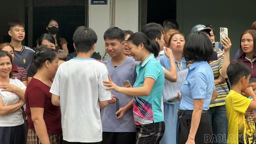 Phụ huynh sẻ chia, động viên, khích lệ con sau kết quả mỗi bài thi.