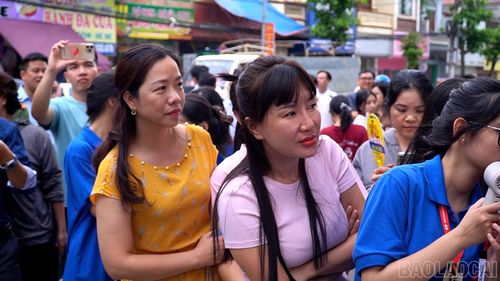 Phụ huynh trông ngóng và chào đón con ra khỏi phòng thi sau mỗi buổi thi.