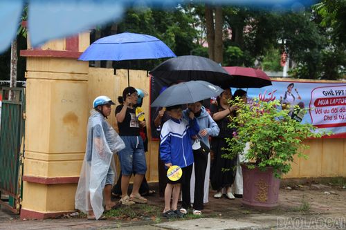 Các phụ huynh kiên nhẫn chờ con em mình trong suốt thời gian thi bất kể nắng, mưa.