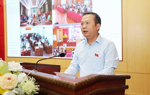 Đồng chí Nguyễn Quốc Huy - Bí thư Đảng ủy, Chủ tịch HĐND phường Lào Cai, Tổ trưởng Tổ đại biểu số 09 HĐND tỉnh phát biểu tại hội nghị.