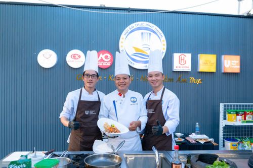 Anh Nguyễn Hoàng Nghi cùng các đầu bếp biến tấu, sáng tạo đưa những nguyên liệu bản địa vào từng món ăn Âu, Á