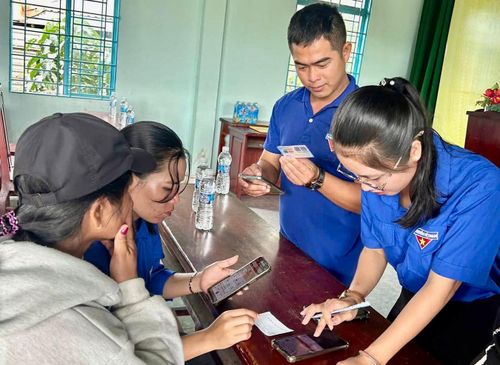 Đoàn thanh niên xã Sông Lũy hỗ trợ người dân tiếp cận nền tảng số