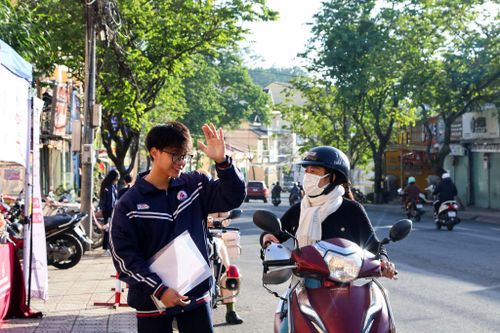 Thí sinh tại Điểm thi Trường THCS và THPT Chi Lăng, phường Lâm Viên - Đà Lạt tự tin chào người thân trước khi vào phòng thi