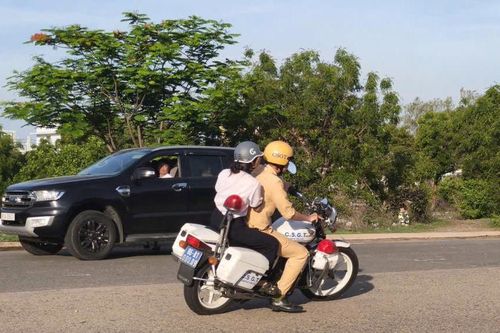 Lực lượng công an dùng xe đặc chủng đưa em Đ.N.B.C về nhà lấy giấy tờ