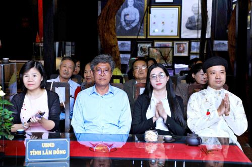 Phó Chủ tịch UBND tỉnh Lâm Đồng Nguyễn Minh và các đại biểu dự Lễ Giỗ Tổ nghề thêu năm 2026
