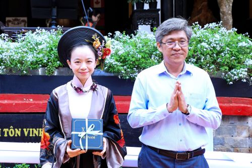 Lãnh đạo UBND tỉnh Lâm Đồng tặng quà ghi nhận đóng góp của nghệ nhân trong bảo tồn và phát huy giá trị nghề thêu truyền thống