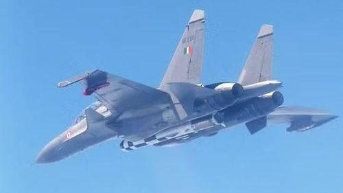 Tên lửa BrahMos được treo dưới bụng tiêm kích Su-30MKI.