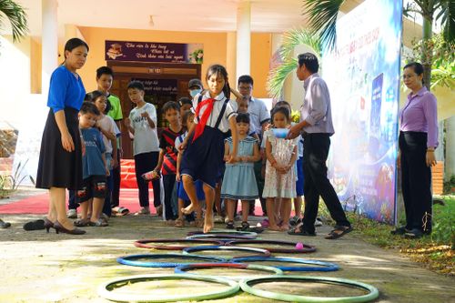 Các em học sinh thích thú tham gia trò chơi dân gian tại hoạt động triển lãm sách