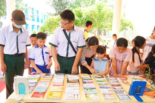 Học sinh ở Đặc khu Phú Quý tham quan triển lãm giới thiệu sách