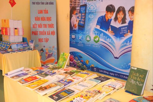Không gian trưng bày tại khu vực diễn ra triển lãm sách