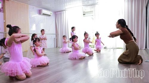 Dưới sự hướng dẫn của giáo viên, các em nhỏ tự tin thả mình vào không gian nghệ thuật.