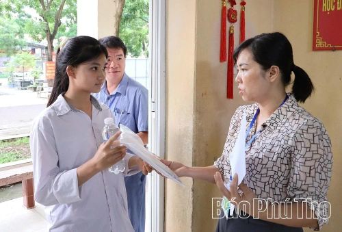 Các giám thị không chỉ kiểm tra thông tin mà còn nhắc nhở từng thí sinh rà soát kỹ các vật dụng được phép mang theo để tránh vi phạm quy chế.
