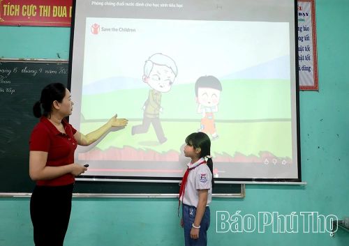 Thực hành trình chiếu các tình huống phòng, chống đuối nước của cô và trò Trường Tiểu học Tây Cốc.