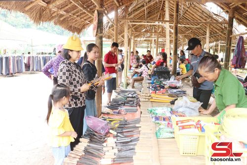 Nhân dân mua sắm tại các gian hàng.