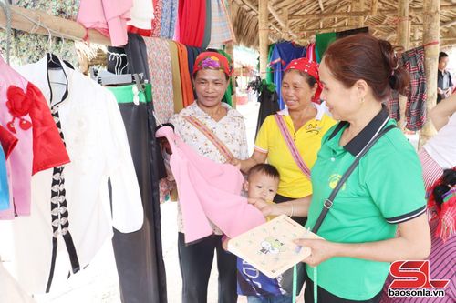 Nhân dân mua sắm trang phục thổ cẩm.