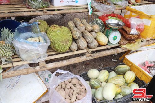 Nông sản địa phương Xuân Nha được nhân dân bày bán.