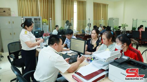 Công chức thuế hướng dẫn, hỗ trợ hộ kinh doanh thực hiện chuyển đổi thuế khoán sang kê khai thuế.
