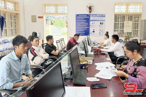 Giải quyết thủ tục hành chính cho nhân dân tại Trung tâm Phục vụ hành chính công xã Phiêng Pằn.