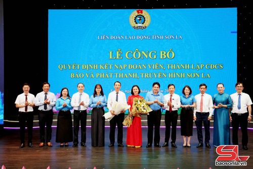 Lãnh đạo Liên đoàn Lao động tỉnh Sơn La trao quyết định thành lập Công đoàn cơ sở Báo và Phát thanh, Truyền hình Sơn La.