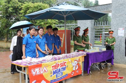 Tình nguyện viên tiếp sức mùa thi tại điểm thi Trường PTDT Nội trú tỉnh.