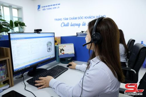 Nhân viên VNPT Sơn La tư vấn trực tuyến cho khách hàng.