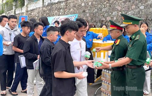 Lực lượng vũ trang hỗ trợ thí sinh tại điểm thi Trường THPT Đồng Văn. Ảnh: Thanh Thủy