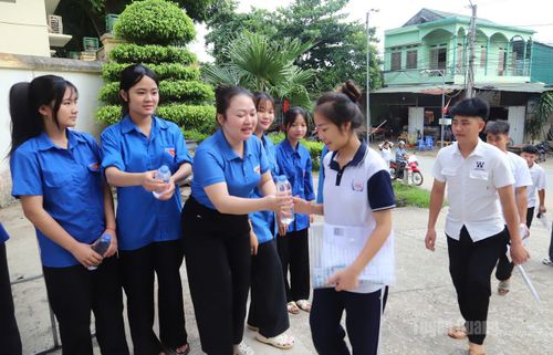 Các thí sinh điểm thi Trường THCS-THPT Liên Hiệp, xã Liên Hiệp. Ảnh: Phạm Hoan