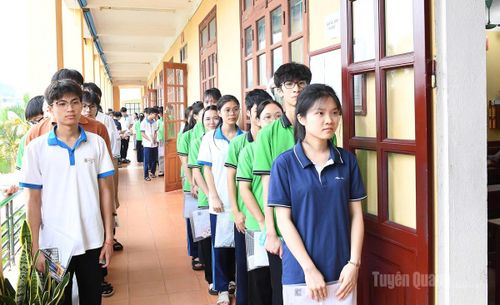 Các thí sinh dự thi tại điểm thi Trường Phổ thông Dân tộc nội trú THPT tỉnh xếp hàng ngay ngắn chờ gọi vào phòng thi. Ảnh: Huy Hoàng