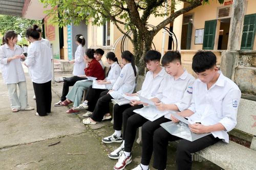 Thí sinh điểm thi trường THPT Kim Xuyên kiểm tra lại các giấy tờ cá nhân trước khi vào phòng thi. Ảnh: Phi Anh