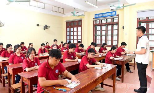 Các thí sinh tham dự Kỳ thi tốt nghiệp THPT năm 2026 tại điểm thi Trường THPT Tân Trào, phường Minh Xuân.