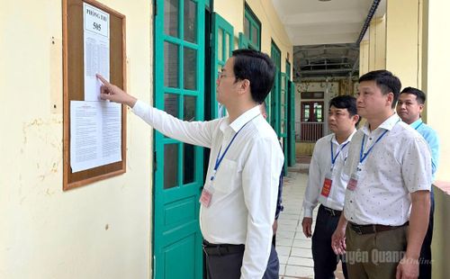 Đồng chí Vũ Đình Hưng, Ủy viên BCH Đảng bộ tỉnh, Giám đốc Sở Giáo dục và Đào tạo, Phó Trưởng ban Thường trực BCĐ Kỳ thi tốt nghiệp THPT năm 2026 kiểm tra tại điểm thi Trường THPT Thái Hòa. Ảnh: Thu Hằng.