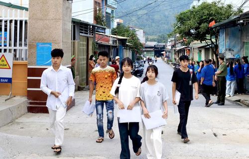 Các thí sinh tham dự Kỳ thi tốt nghiệp THPT năm 2026 tại Trường PTDT nội trú THCS & THPT Quản Bạ, xã Quản Bạ. Ảnh: Phạm Hoan.