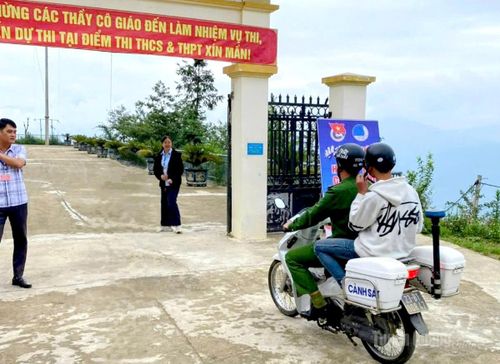 Công an xã Xín Mần kịp thời hỗ trợ thí sinh ngủ quên đến điểm thi tại Trường THCS & THPT Xín Mần . Ảnh: Văn Long.