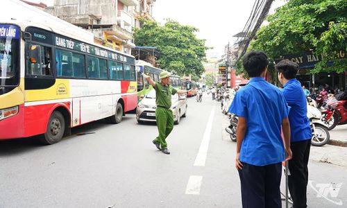 Các lực lượng công an, dân quân tự vệ hỗ trợ phân luồng giao thông, đảm bảo an ninh, an toàn kỳ thi.