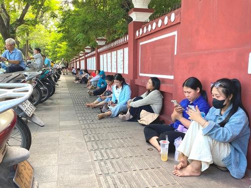 Phụ huynh thấp thỏm chờ trước cổng trường thi