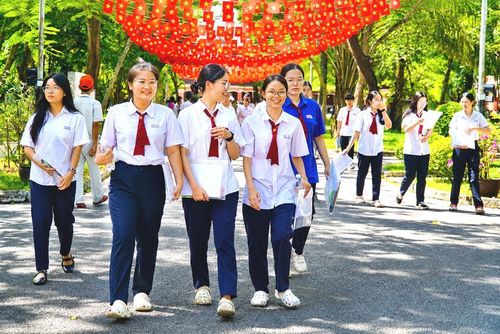 Thí sinh nhẹ nhõm sau khi kết thúc kỳ thi