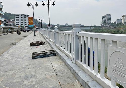 UHPC ứng dụng làm lan can sông.