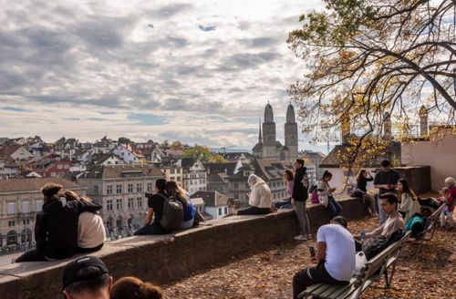 Người dân Thụy Sĩ bên sông Limmat gần Lindenhof ở Zurich. Ảnh: Alamy