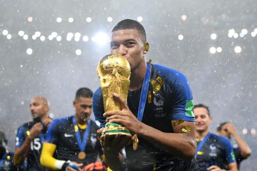 Kylian Mbappe với cúp vô địch tại World Cup 2018. Ảnh: FIFA