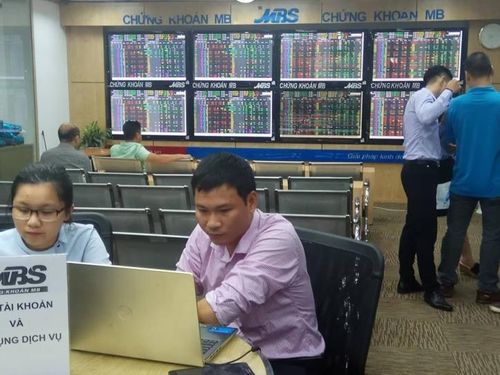 Áp lực bán gia tăng tại nhóm cổ phiếu vốn hóa lớn, đặc biệt là VHM, khiến VN-Index đánh mất mốc 1.800 điểm trong những phút cuối phiên giao dịch ngày 12/6