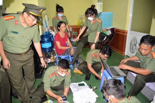 Cơ quan An ninh Công an Gia Lai phát hiện, tịch thu nhiều tài liệu liên quan đến hành vi hoạt động nhằm lật đổ chính quyền nhân dân của đối tượng Phan Thị Thảo (áo đỏ).