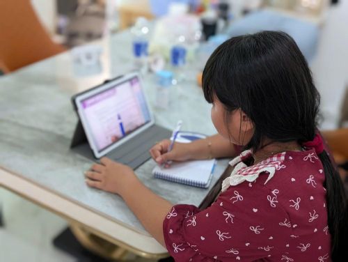 Trẻ em sử dụng internet phục vụ cho việc học tập.